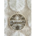 Boule de Noël personnalisée en bois – Motif sapin & flocons avec prénom découpé